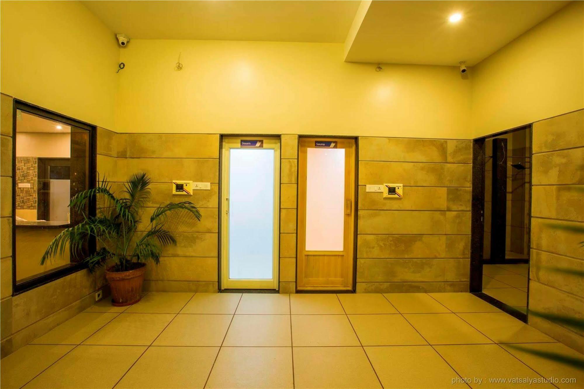 Vits Shalimar, Ankleshwar Hotel Buitenkant foto