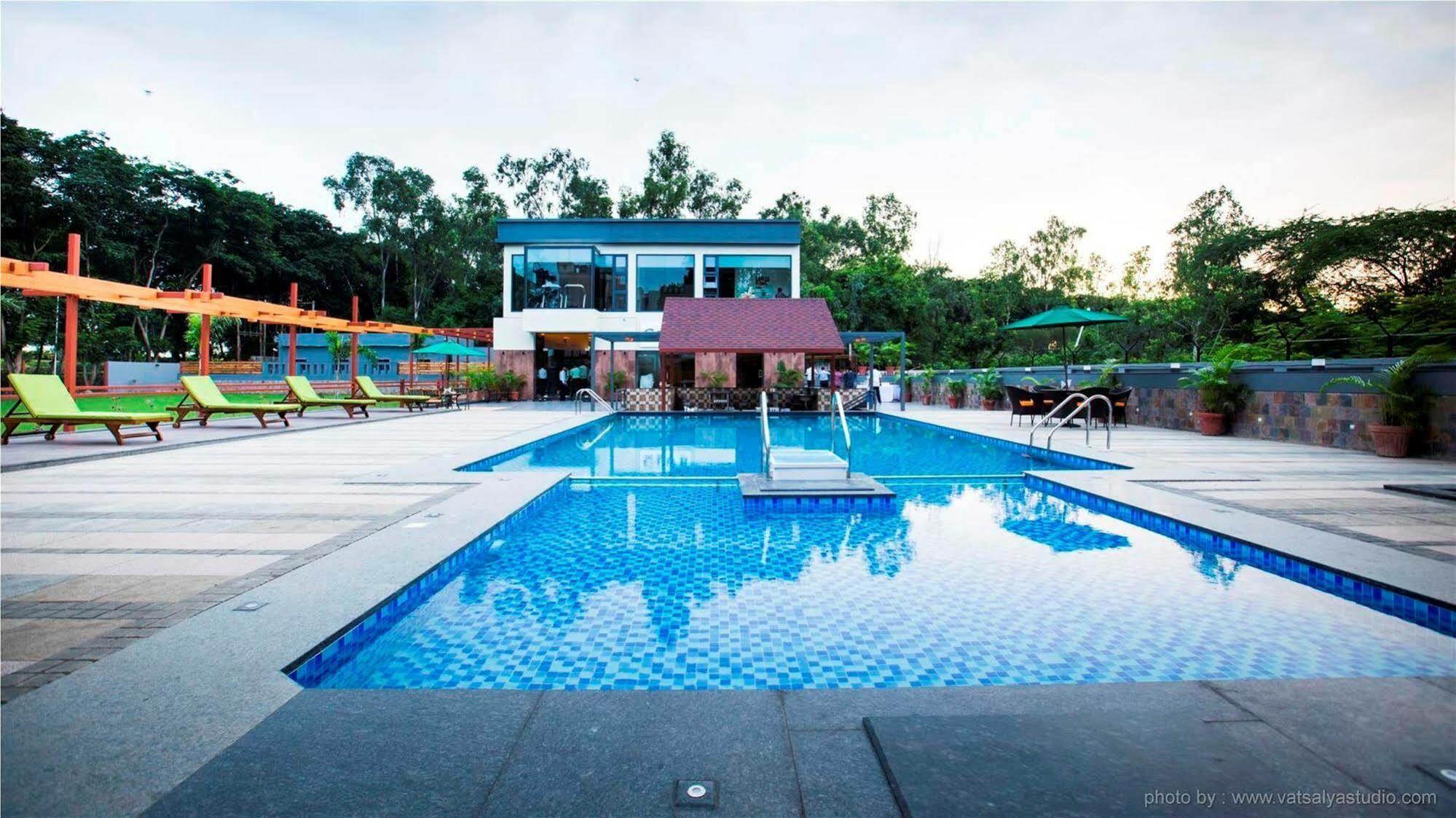 Vits Shalimar, Ankleshwar Hotel Buitenkant foto